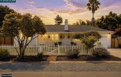 8 Lander Dr, Martinez, CA 94553