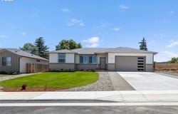 265 SE LOGAN St, Winston, OR 97496