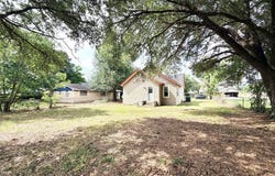 702 E 18th St, Cameron, TX 76520