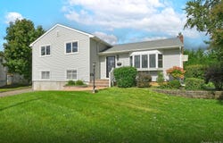 5 Robin Court, Bethpage, NY 11714