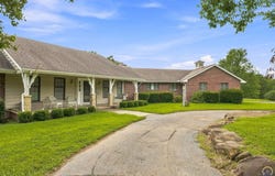 2401 NW 45th TER, Topeka, KS 66618