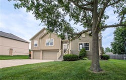 1324 SE Dalton Circle, Lee's Summit, MO 64081