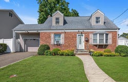 15 Lexington Avenue, Westbury, NY 11590