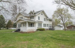 817 2nd St, Hull, IA 51239