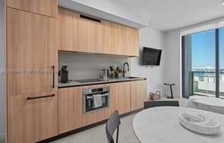 121 NE 5th St, Miami, FL 33132