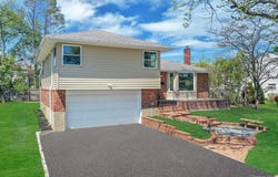 5 Warren Place, Plainview, NY 11803