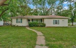 1635 SW Burnett RD, Topeka, KS 66604