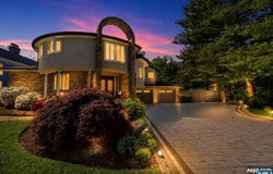 290 Dunkerhook Road, Paramus, NJ 07652