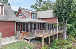2070 Holly Bend Dr, Byrdstown, TN 38549