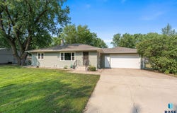 313 S 4th Ave, Brandon, SD 57005