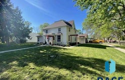 122 E 10th St, Gregory, SD 57533