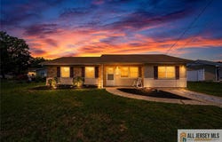 5 Forest Park Terrace, Monroe, NJ 08831