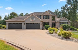 3401 KNOX Lane, NEENAH, WI 54956