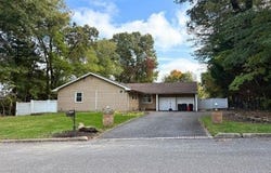 395 Ridgefield Road, Hauppauge, NY 11788