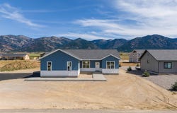 576 LITTLE GREYS Loop, Etna, WY 83118