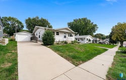 932 S Harrington Ave, Sioux Falls, SD 57103