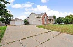 922 E Karla Ct, Haysville, KS 67060