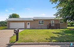 706 S Maple St, Howard, SD 57349