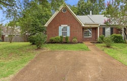 6608 SUNGATE Dr S, Bartlett, TN 38135