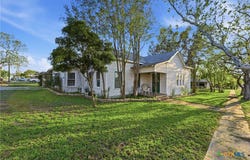 211 E 4th Street, Nixon, TX 78140