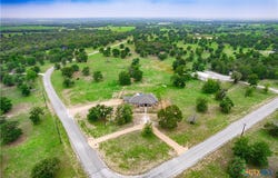 494 Flash Circle, Luling, TX 78648