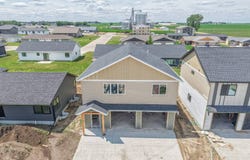 2105 Elm St, Hull, IA 51239