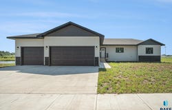 823 Harter Dr, Madison, SD 57042