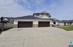 2816 E Sunflower Cir, Brandon, SD 57005