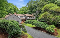 3 Hilltop Dr, Wilbraham, MA 01095