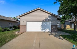 5116 S Sarmar Ave, Sioux Falls, SD 57106