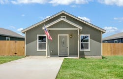 808 E 6TH ST, Nixon, TX 78140