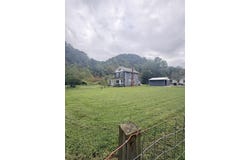 100 Savanna Ln., GALLAGHER, WV 25083