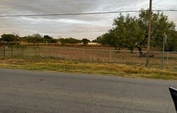 412 N Transportation Dr, Devine, TX 78016