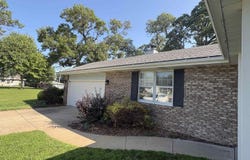300 N SUNSET Drive, Manito, IL 61546