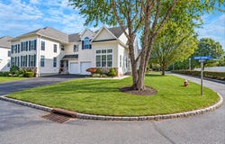 1 Grand Canyon Court, Bohemia, NY 11716