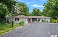 6 Glenco Court, Taylorville, IL 62568