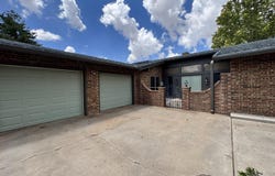 215 Lometa Dr, Plainview, TX 79072