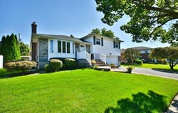 70 Glenwood Road, Plainview, NY 11803