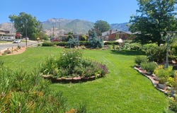 689 E LAVINA Dr S, South Ogden, UT 84403