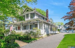 11 Lower Cross Road, Saddle River, NJ 07458
