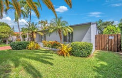 907 NE 5th St, Hallandale Beach, FL 33009