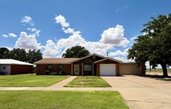 1207 Ave M, Seagraves, TX 79359