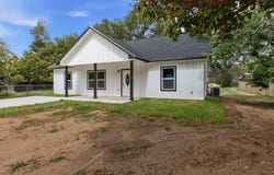 304 Lee St, Smithville, TX 78957