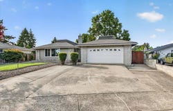 616 Hemlock Avenue, Central Point, OR 97502