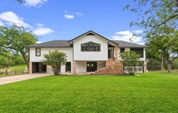 46 E Hampton, Seguin, TX 78155
