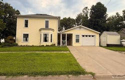 726 W 4th St, Lamoni, IA 50140