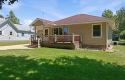 808 Pleasant Street, Sumner, IA 50674