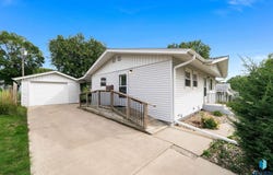 932 S Harrington Ave, Sioux Falls, SD 57103