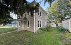 355 N 2nd St, Winthrop, IA 50682