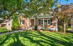 411 HENDREN AVE, STAUNTON, VA 24401